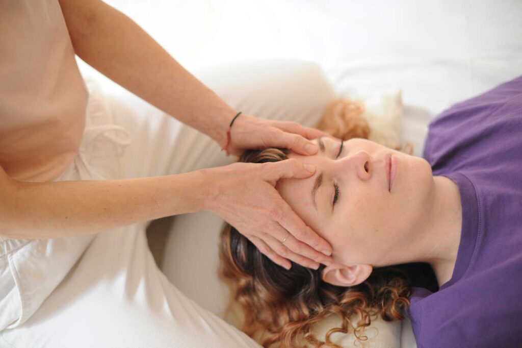 Susanne Bartsch bei einer Shiatsu Behandlung mit Gesichtsmassage 